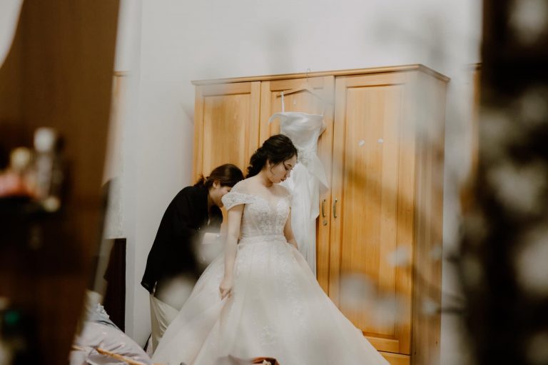 Đội ngũ Mina Makeup Tuy Hòa Phú Yên chỉnh trang giúp cô dâu trước giờ làm lễ