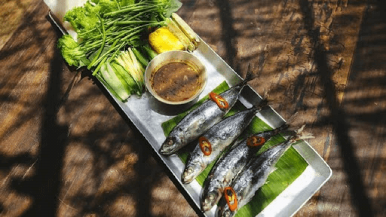Một món ăn thường ngày của người dân Phú Yên: Cá ồ nướng hoặc hấp, cuốn với bánh tránh chấm mắm nêm