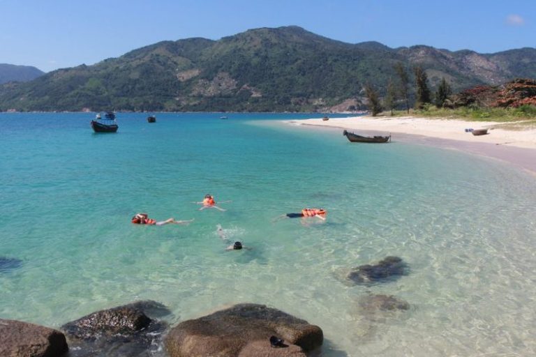 Bãi Biển Từ Nham Phú Yên: Đắm say vẻ đẹp trời ban 04/10/2023 bien-tu-nham-trong-xanh-tho-mong